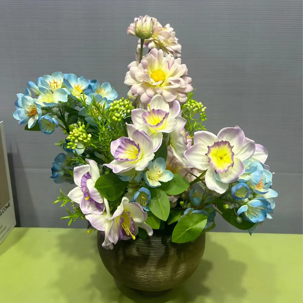 centro de mesa com flores artificiais