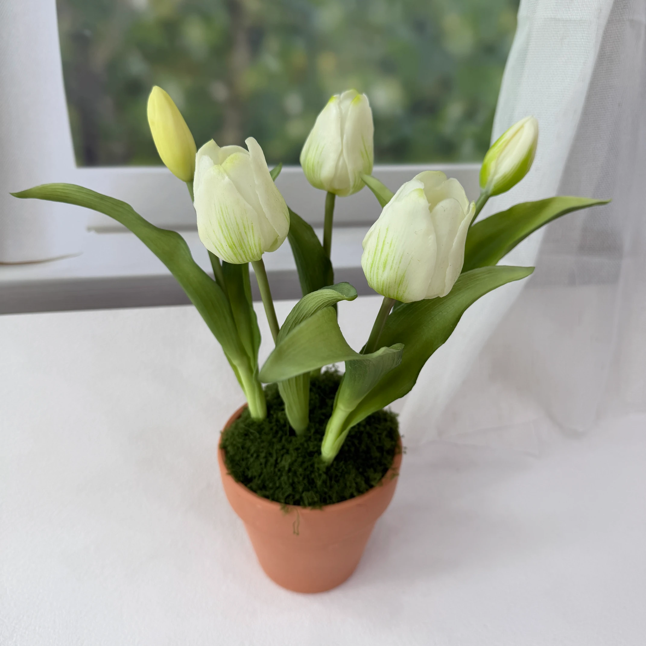 SE0018 (3) Tulipa Branca Artificial em Vaso de Barro